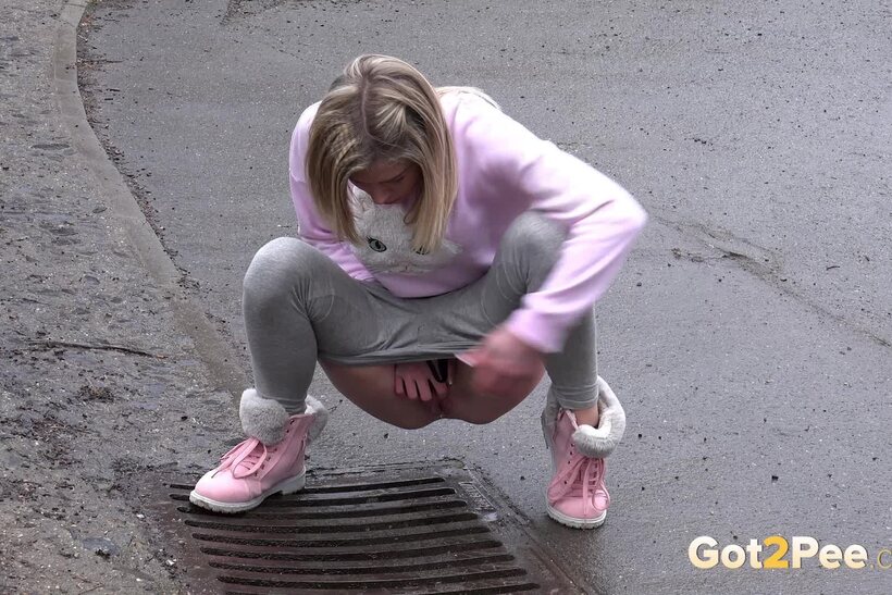 Claudia Macc pic 5 from the set «Beautiful Claudia Macc exposes her pussy while pissing»