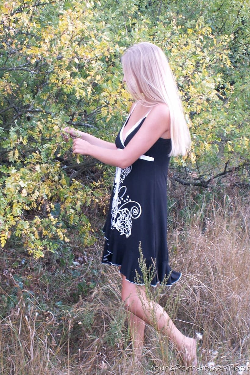 Amateur pic 13 from the set «Blonde teen Lizie drops her bikini and poses naked outdoors»