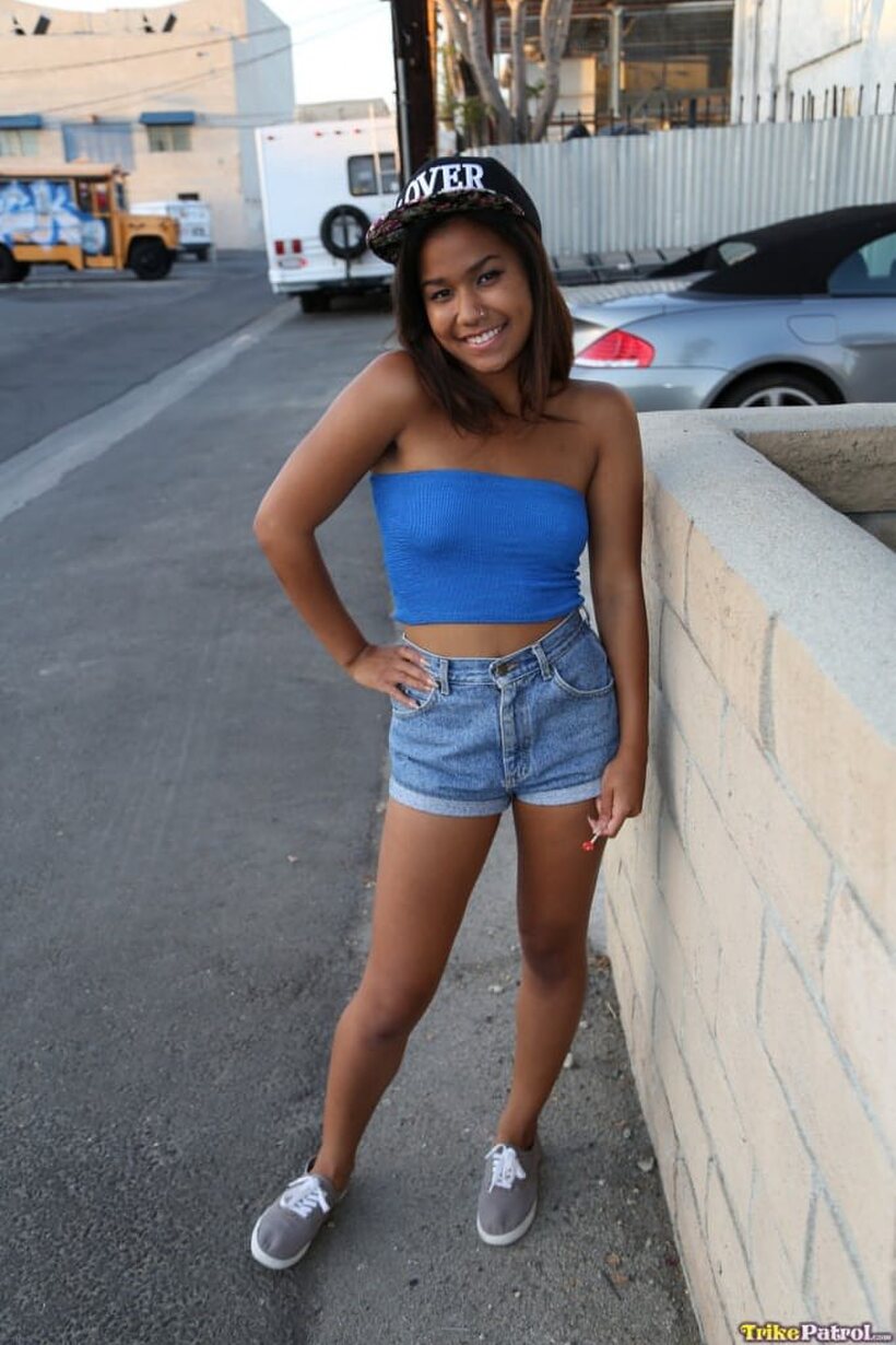 Loni Legend drops her denim shorts for a hot POV fuck session, photo 2 of 20