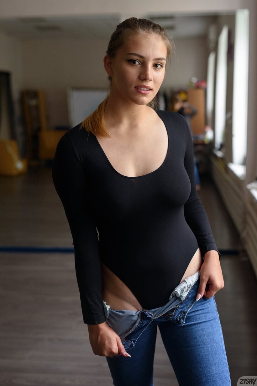 Harissa Berry strips down and poses naked at the gym, photo 1 of 12