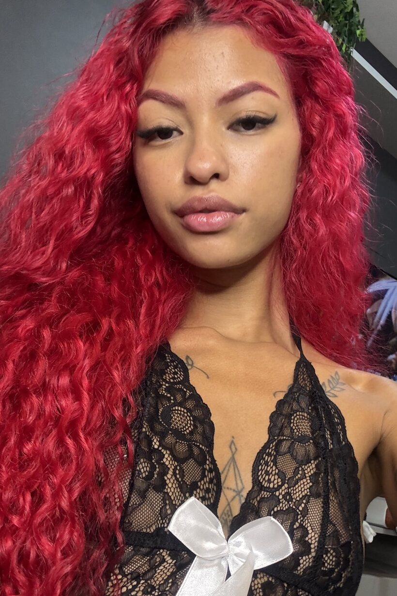 Cute girl exposes her natural tits (shot 9)