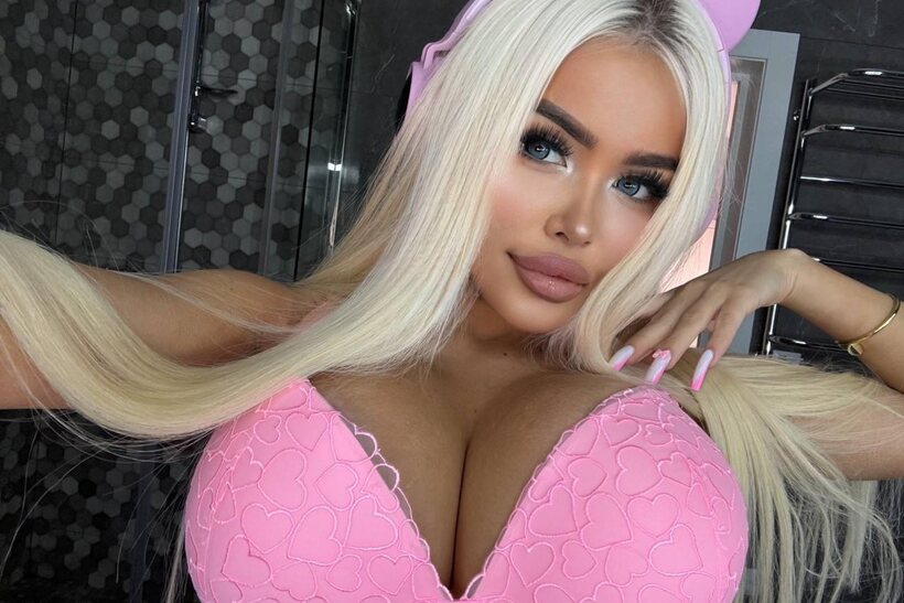 Photo 8 — Blonde glamour babe displays her shaved pussy in a top