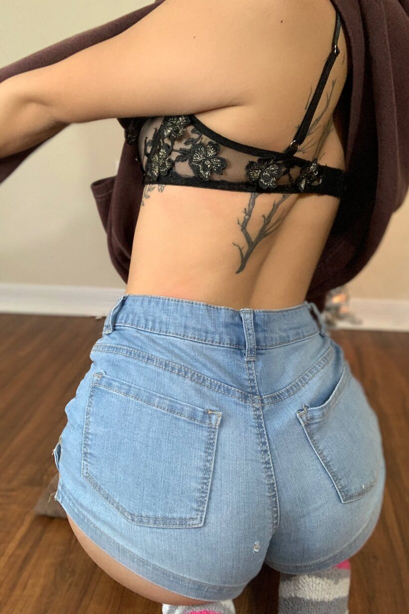 Brunette girl in booty shorts shows her ass (shot 16)