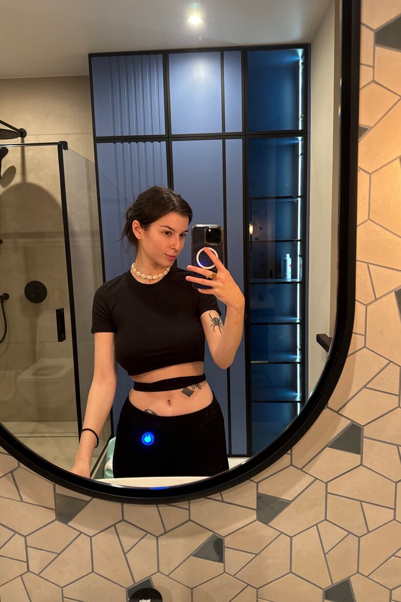 Brunette model swaps outfits while shooting selfies in shorts, photo 9 of 12