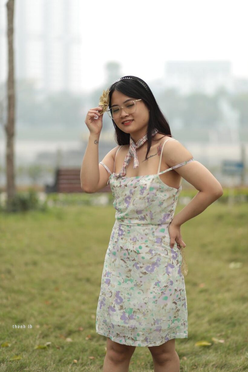Asian girl gets naked outdoors (shot 3)