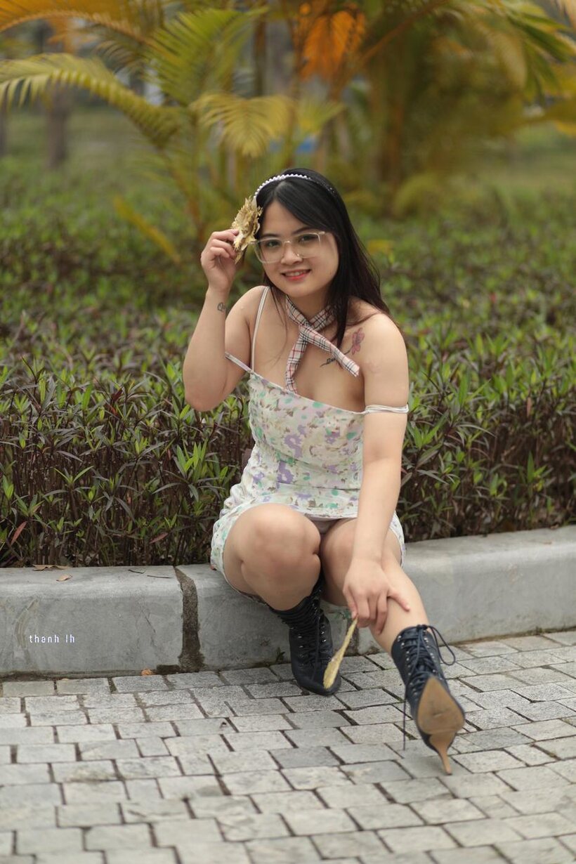 Asian girl gets naked outdoors, photo 4 of 21