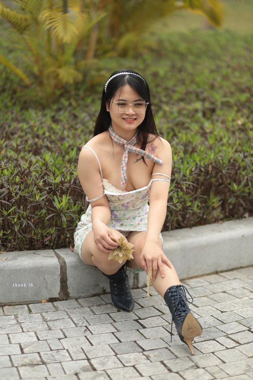 Amateur pic 5 from the set «Asian girl gets naked outdoors»