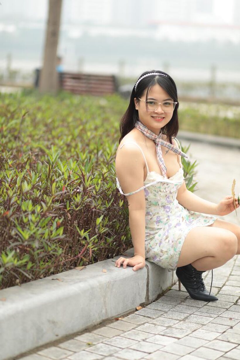 Asian girl gets naked outdoors, photo 10 of 21