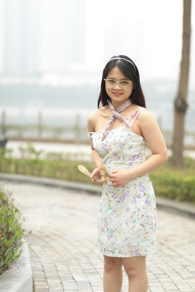 Asian girl gets naked outdoors, photo 12 of 21