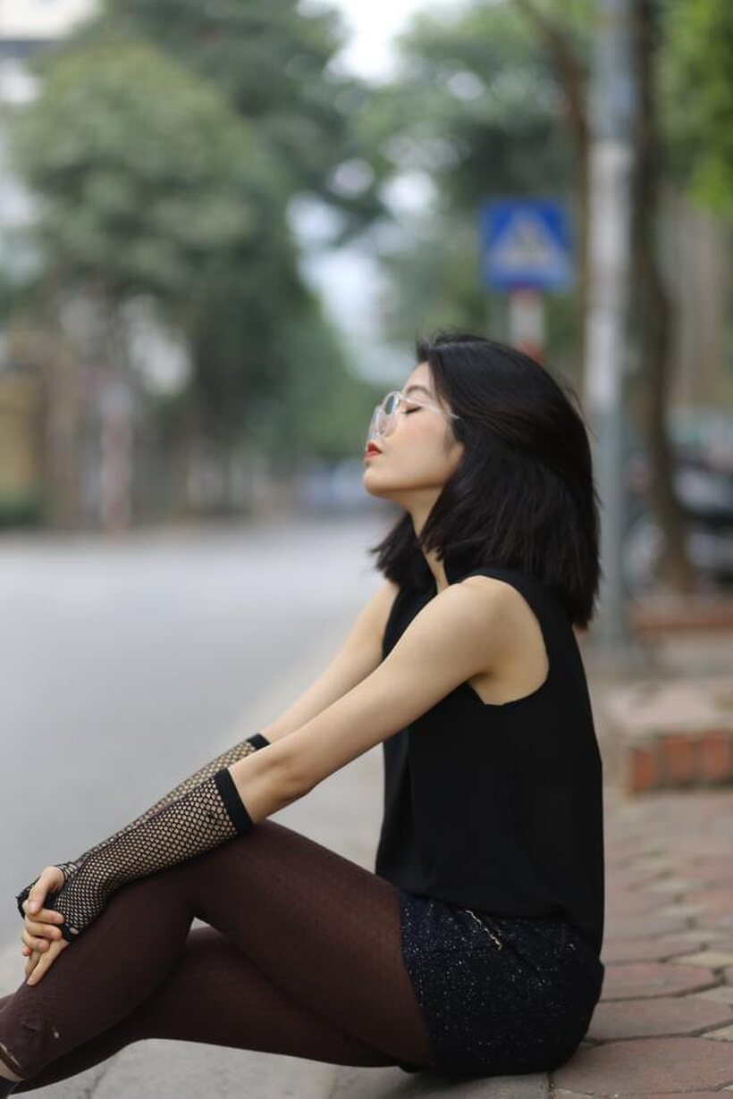 Asian girl exposes her body outdoors, photo 3 of 21