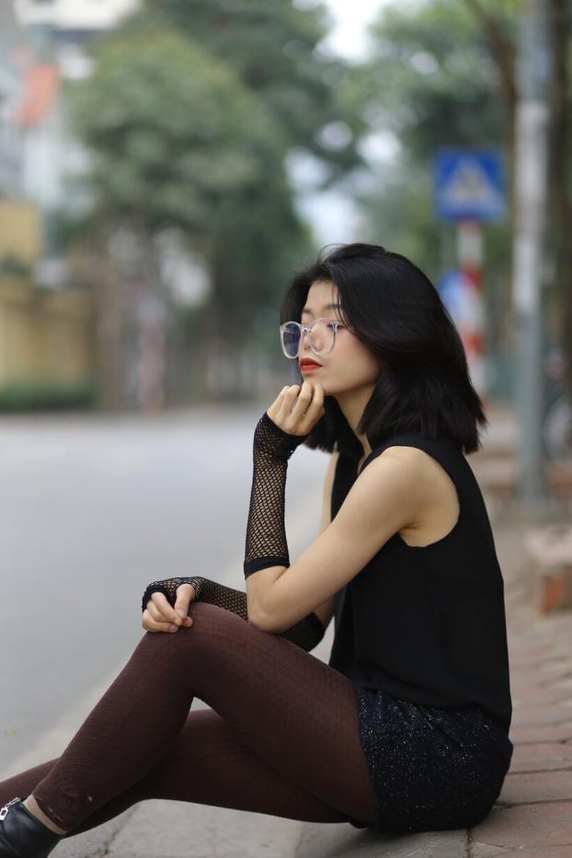 Asian girl exposes her body outdoors (shot 7)