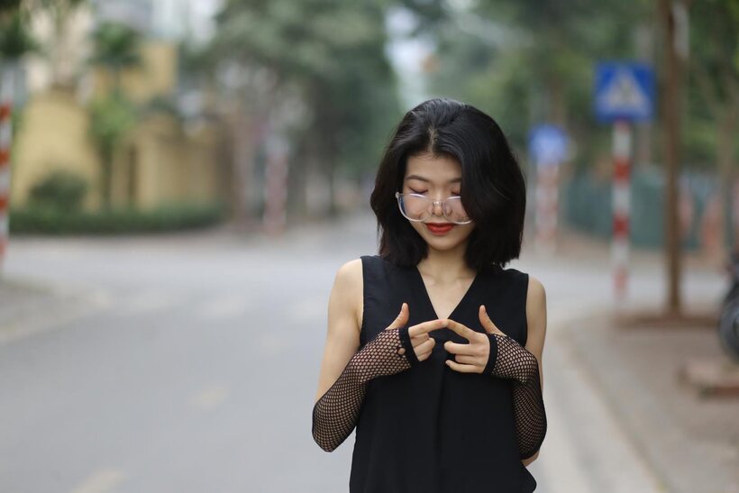 Asian girl exposes her body outdoors (shot 18)