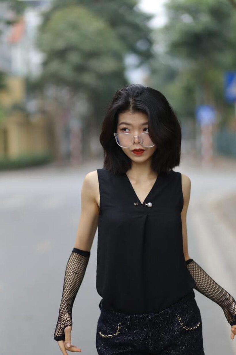 Asian girl exposes her body outdoors (shot 19)