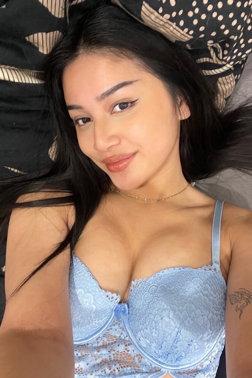 Amateur nude photo 1 — Vivi Chen flaunts her big ass in sexy lingerie selfie