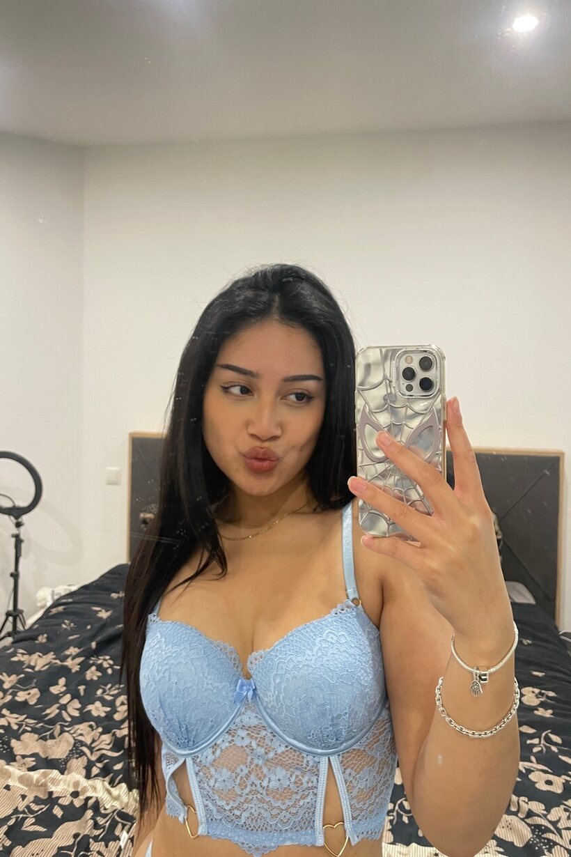 Amateur nude photo 2 — Vivi Chen flaunts her big ass in sexy lingerie selfie
