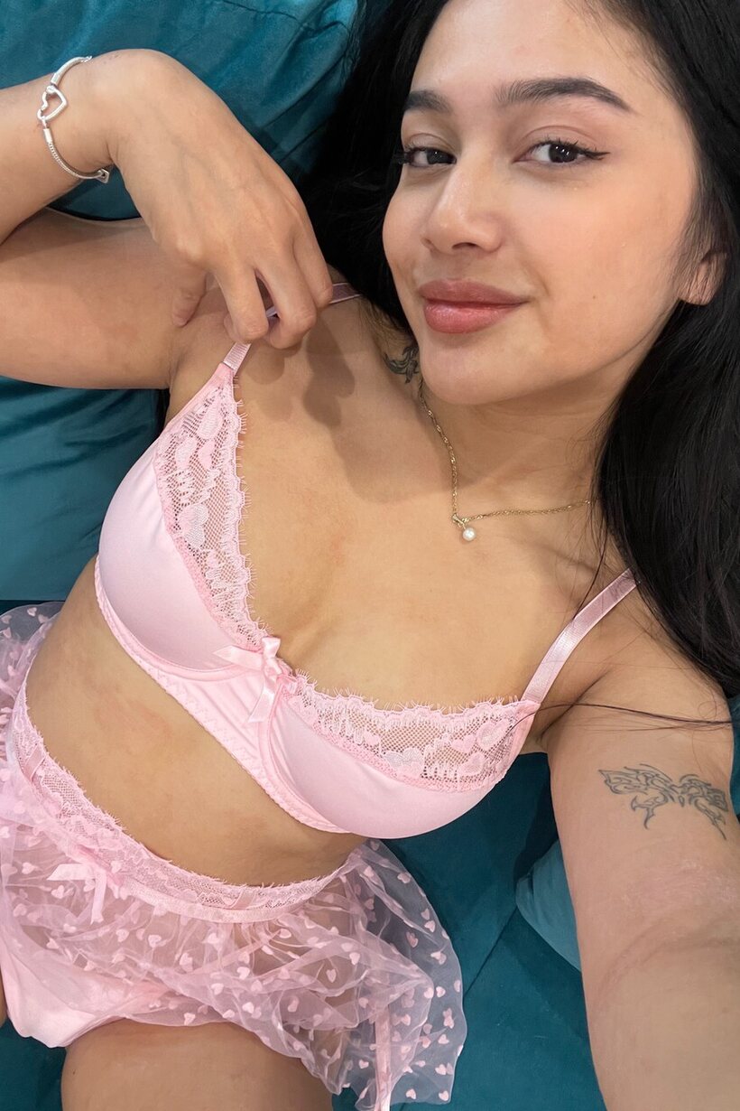 Amateur nude photo 14 — Vivi Chen flaunts her big ass in sexy lingerie selfie