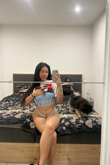 Vivi Chen flaunts her big ass in sexy lingerie selfie