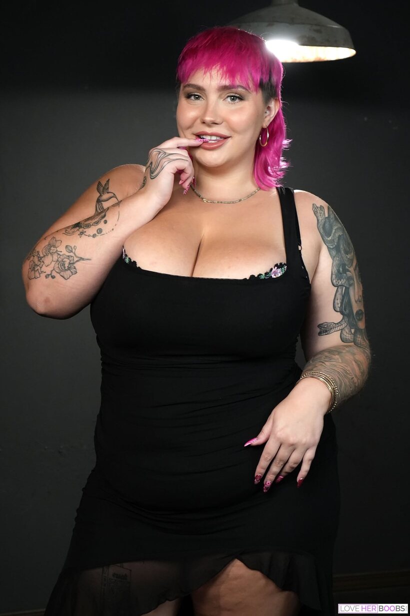 Image 1/21: Mom Jadynn Stone flaunts her big tits