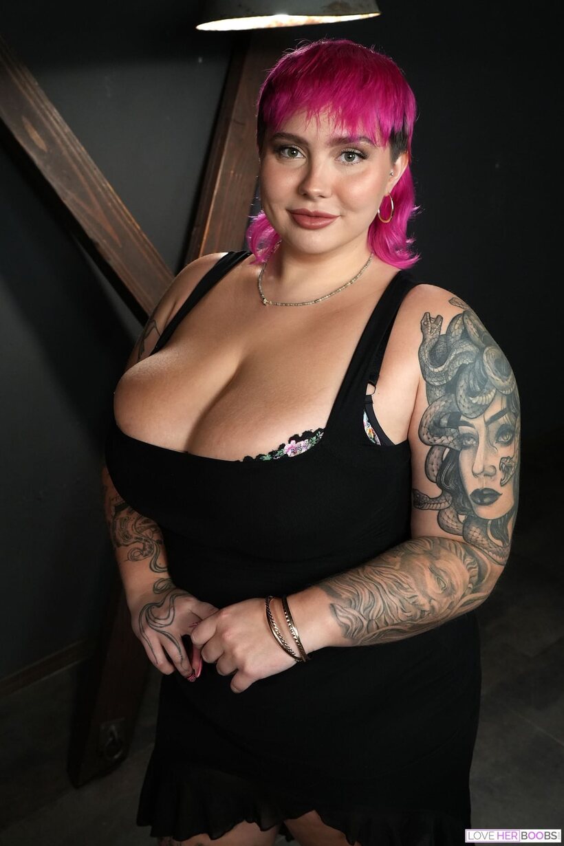 Mom Jadynn Stone flaunts her big tits, photo 3 of 21
