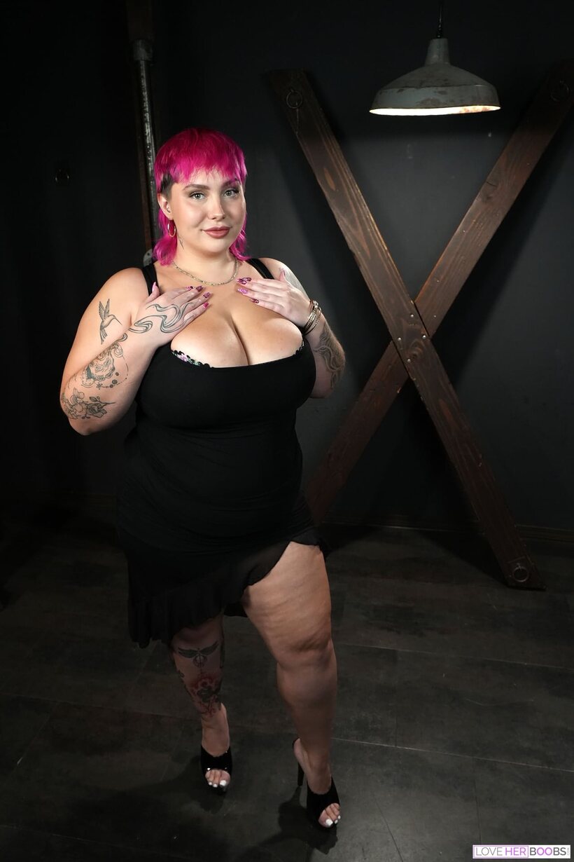 Photo 5 — Mom Jadynn Stone flaunts her big tits