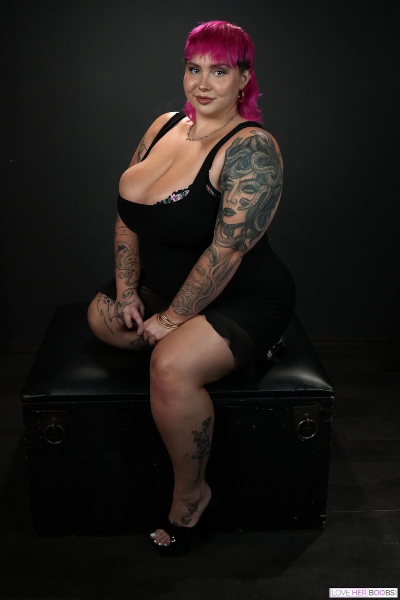 Jadynn Stone pic 9 from the set «Mom Jadynn Stone flaunts her big tits»
