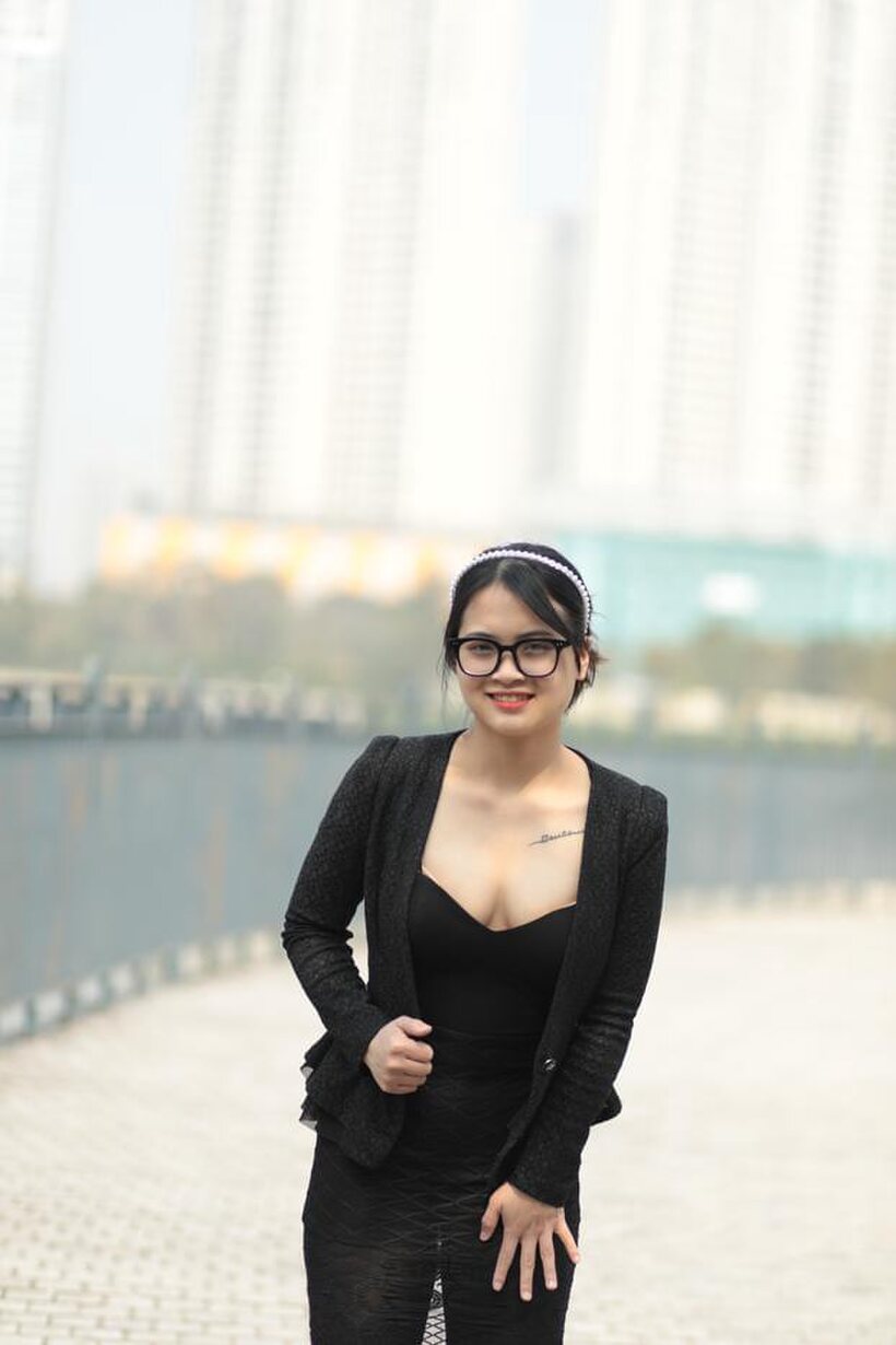 Posing outdoors in a hot black outfit, curvy Asian girl with glasses, photo 3 of 21