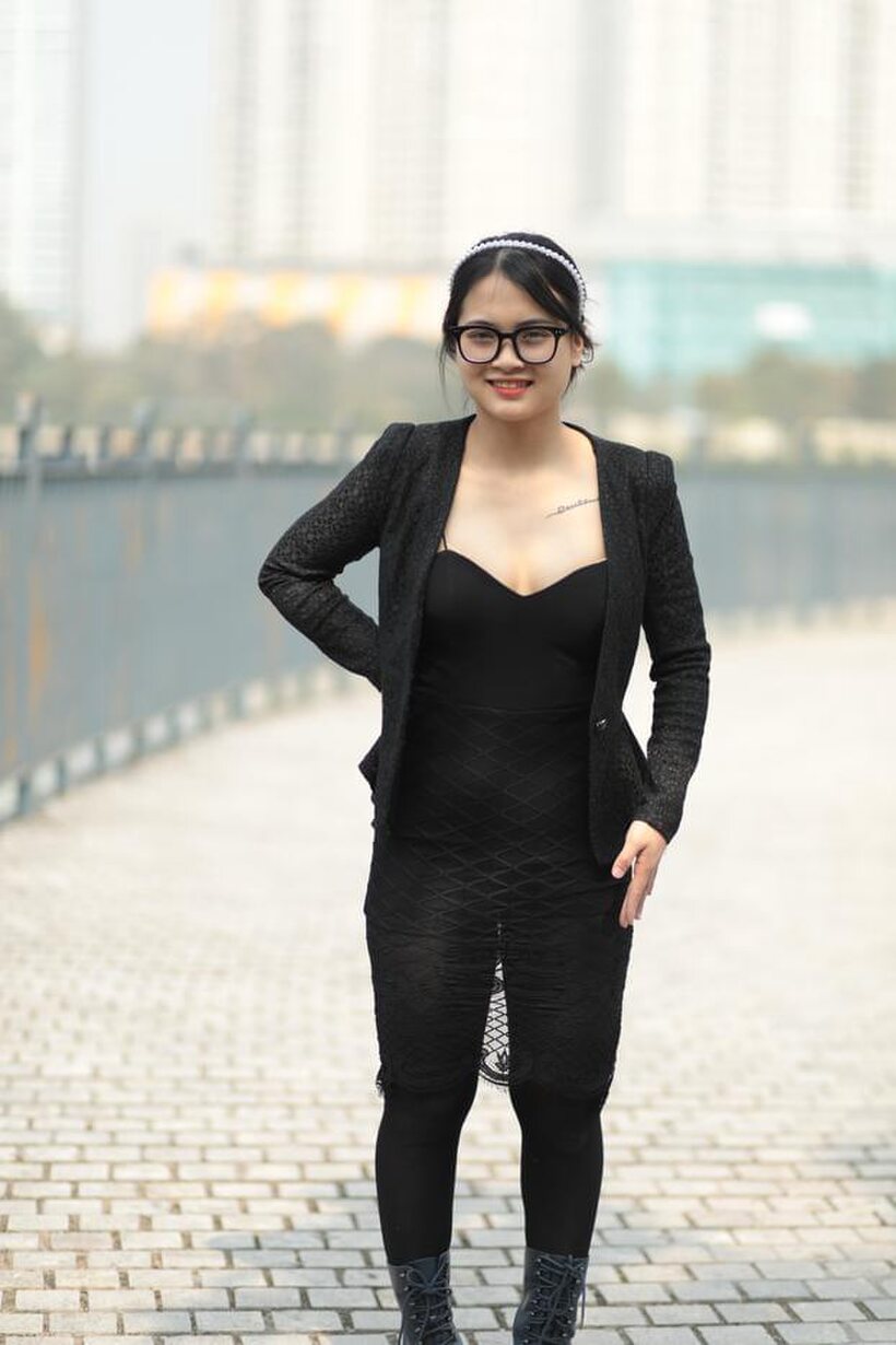 Posing outdoors in a hot black outfit, curvy Asian girl with glasses (shot 5)