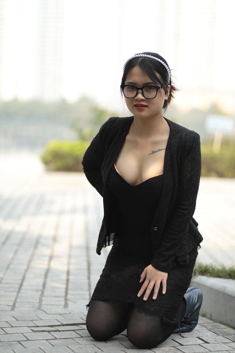 Amateur pic 9 from the set «Posing outdoors in a hot black outfit, curvy Asian girl with glasses»