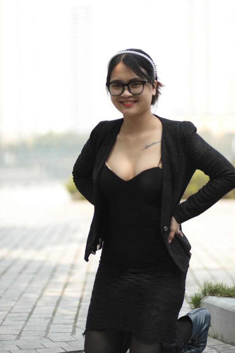 Amateur nude photo 12 — Posing outdoors in a hot black outfit, curvy Asian girl with glasses