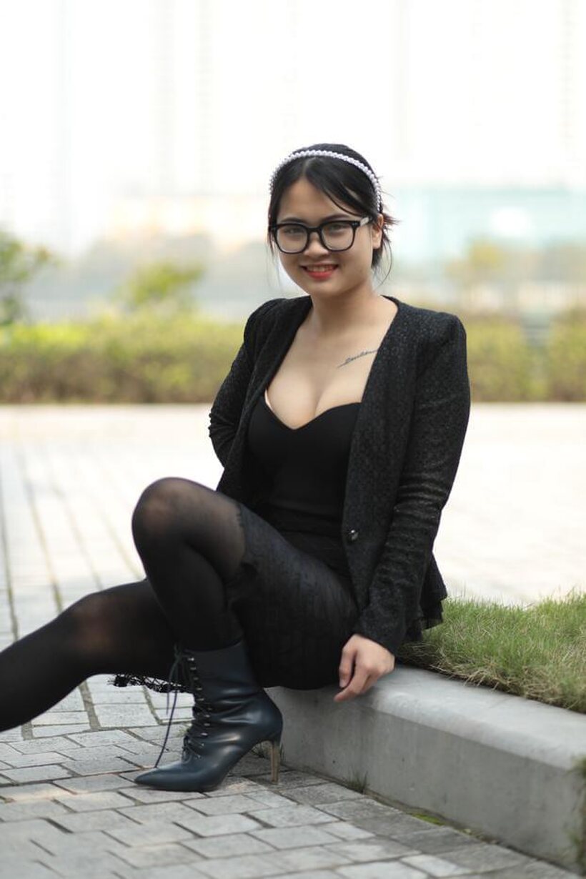 Amateur nude photo 13 — Posing outdoors in a hot black outfit, curvy Asian girl with glasses