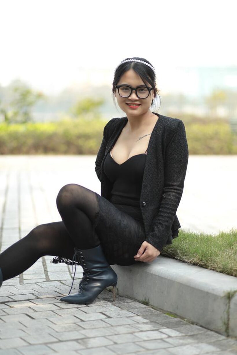 Amateur pic 15 from the set «Posing outdoors in a hot black outfit, curvy Asian girl with glasses»