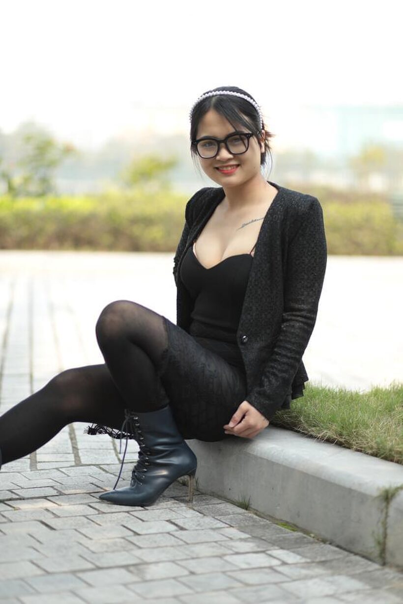 Amateur pic 16 from the set «Posing outdoors in a hot black outfit, curvy Asian girl with glasses»