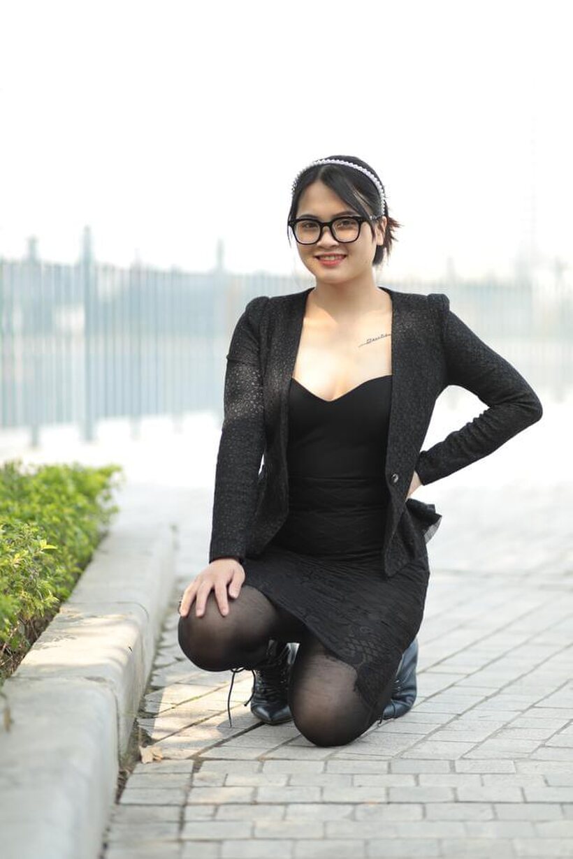 Posing outdoors in a hot black outfit, curvy Asian girl with glasses, photo 20 of 21
