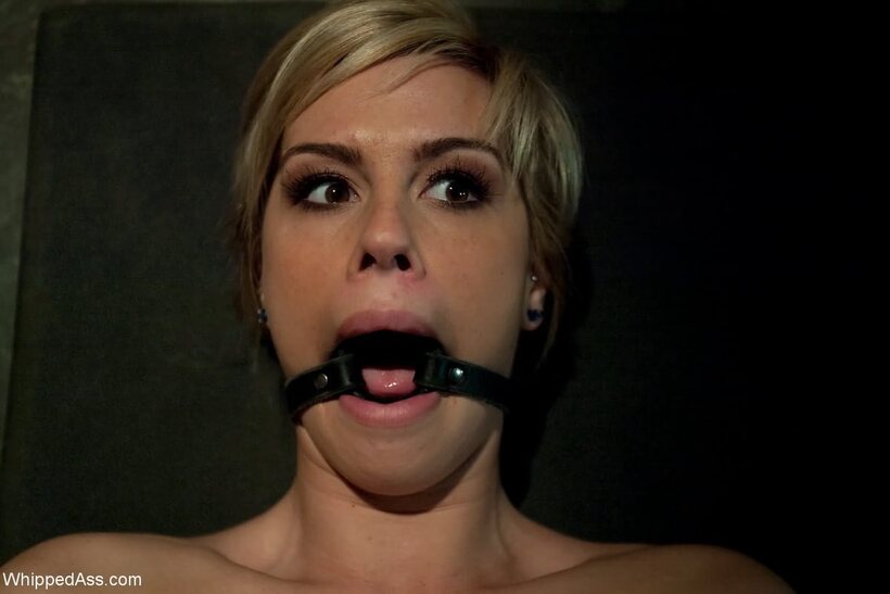 Lorelei Lee orders a submissive to lick her pussy after footplay, photo 2 of 21