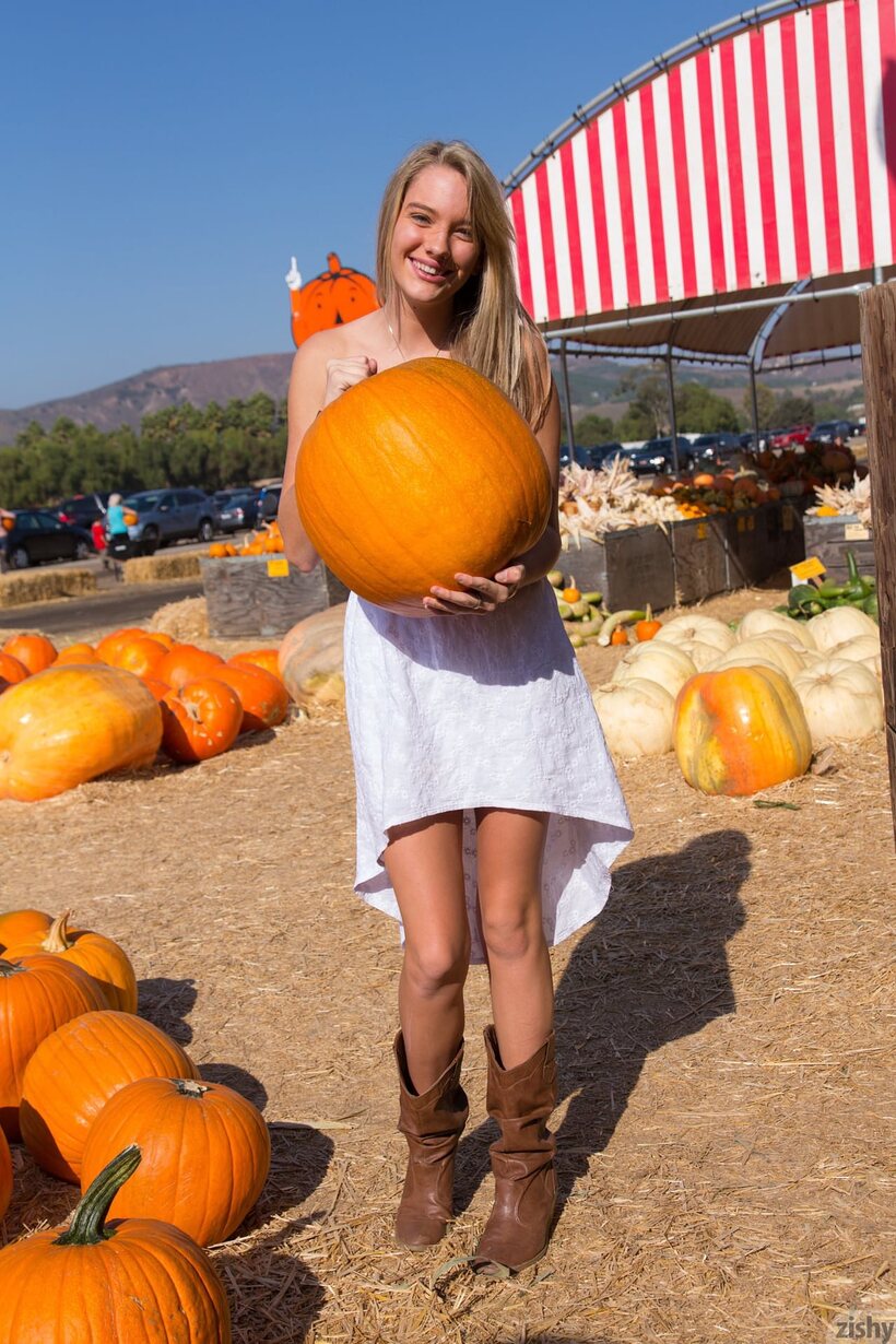 Kenna James pic 3 from the set «Kenna James flashes her panties with an upskirt in public»