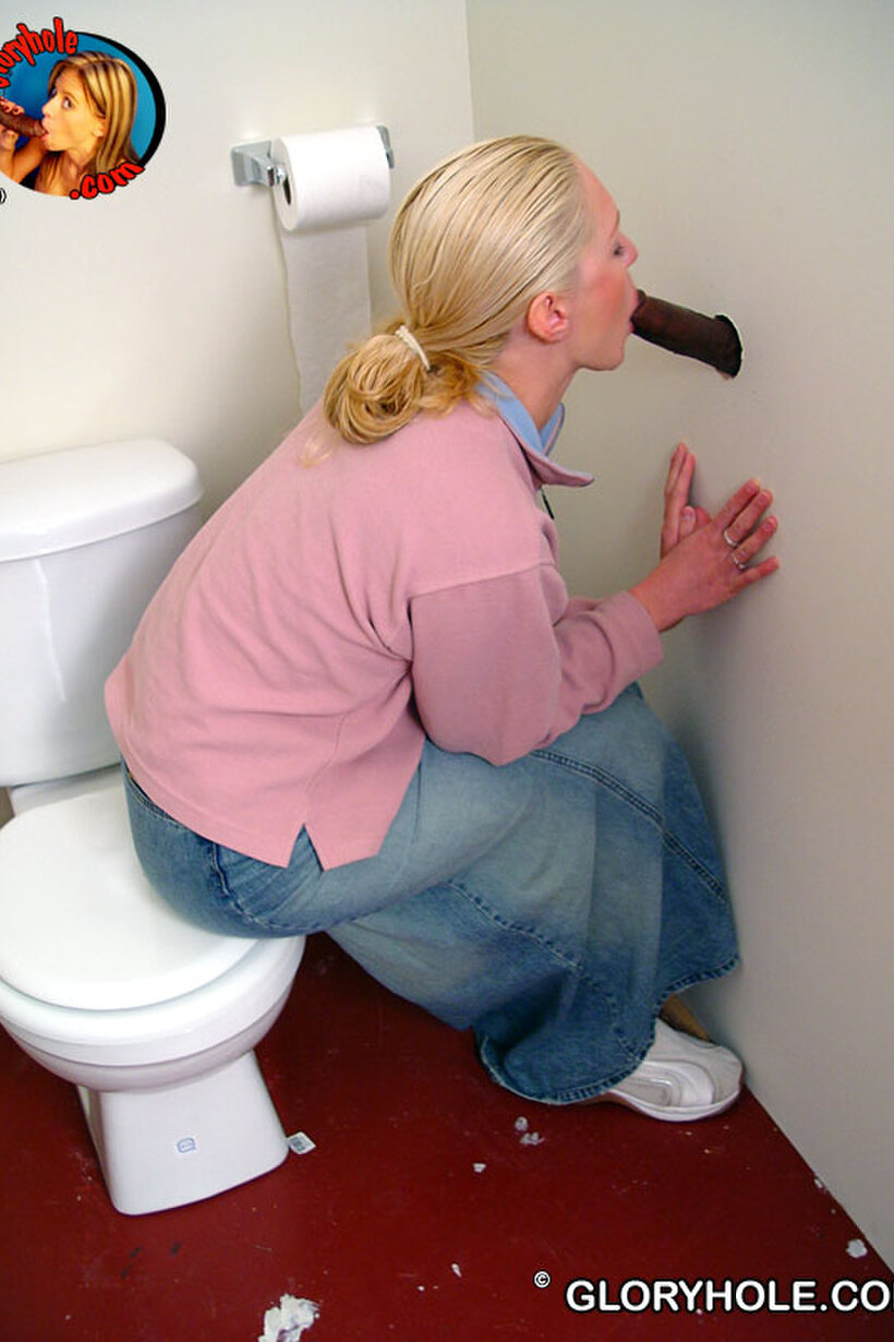 Bath nude photo 1 — Sucking a black cock on the toilet seat, blonde woman in a bath