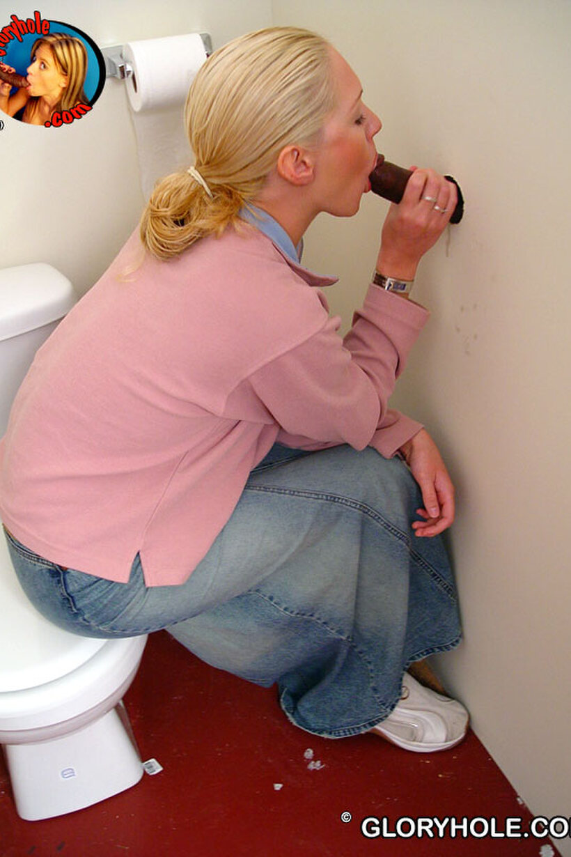 Sucking a black cock on the toilet seat, blonde woman in a bath (shot 2)