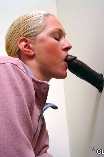 Sucking a black cock on the toilet seat, blonde woman in a bath