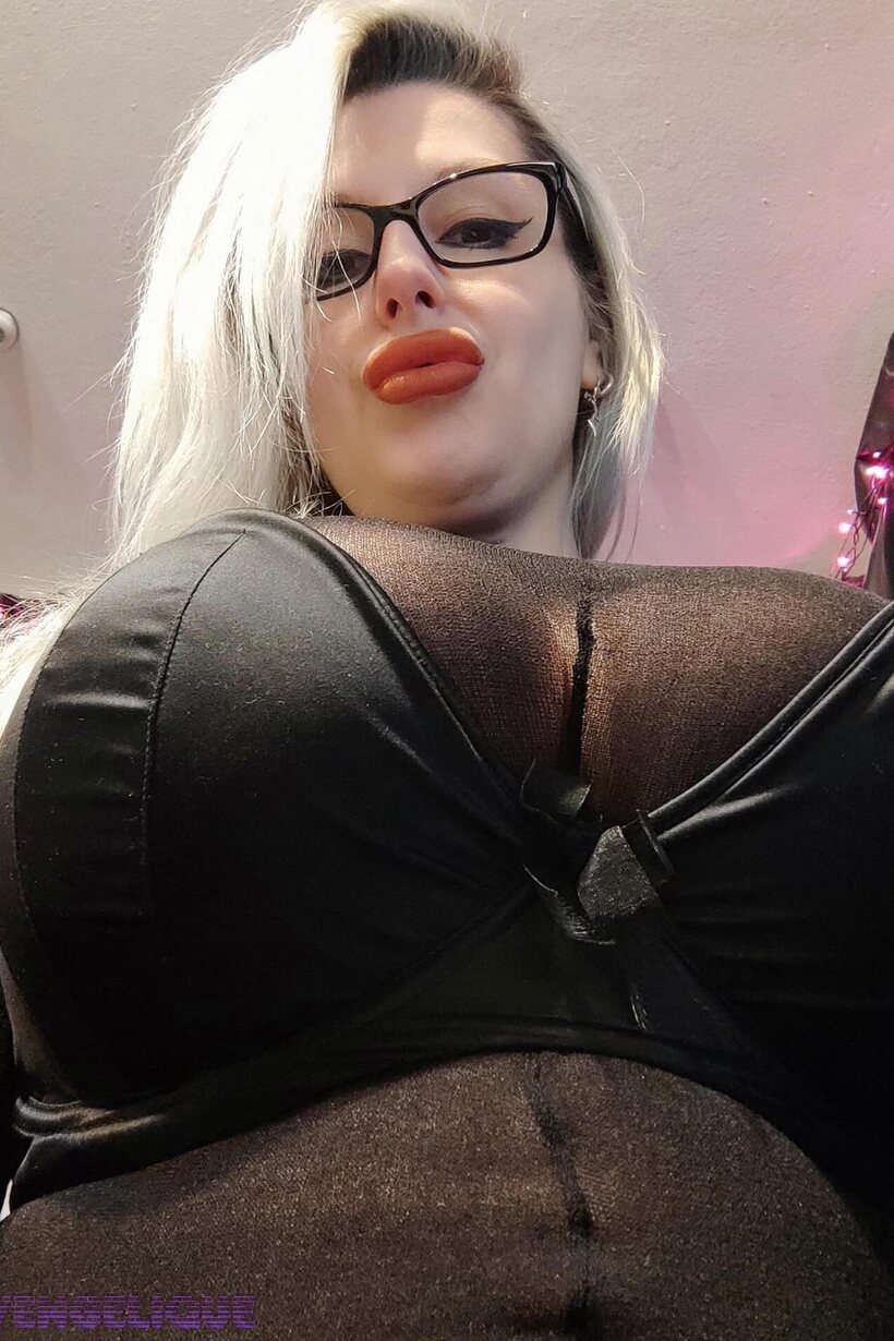 Image 1/15: Glamour model strips out of her lingerie and poses naked