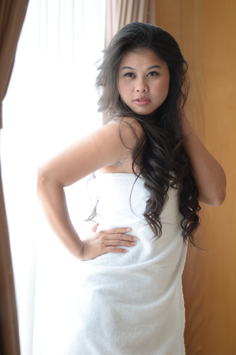 Asian pic 5 from the set «Brunette girl gets naked and starts teasing in lingerie»