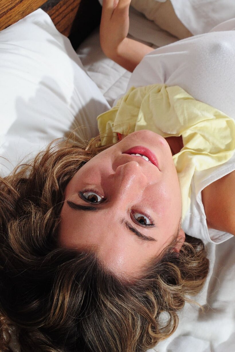 Amateur pic 1 from the set «Beautiful girl exposes her hairy pussy and feet in bed»