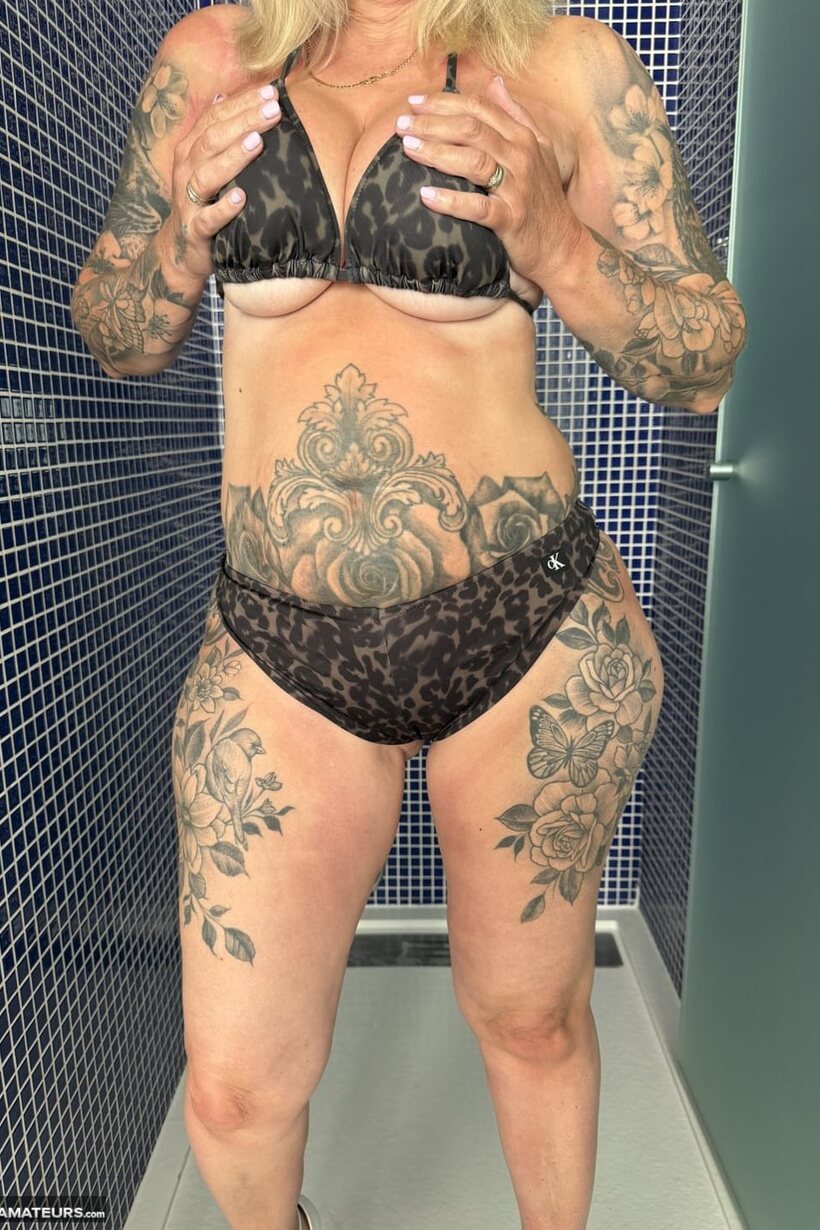 Tattooed blonde undresses in the shower wearing white heels, photo 5 of 16