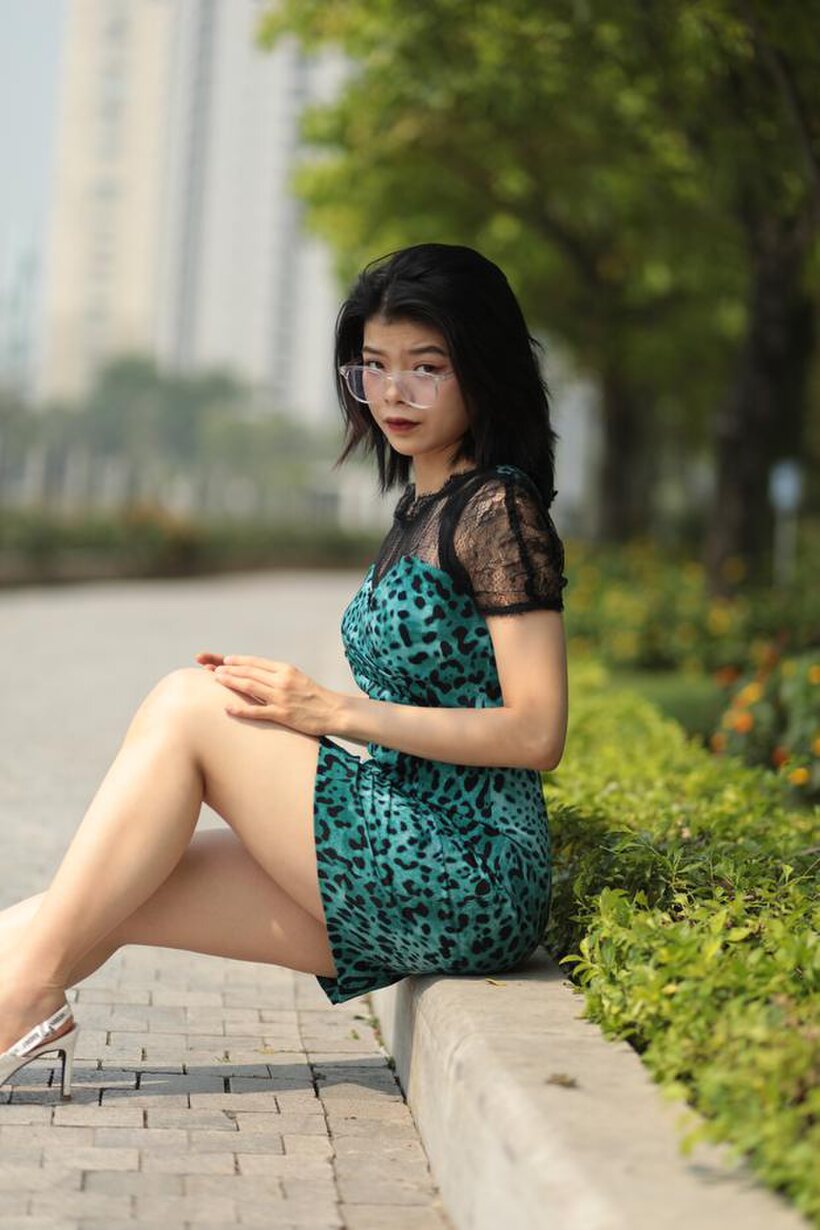 Asian pic 16 from the set «Clothed girl flaunts her legs while flashing in public»