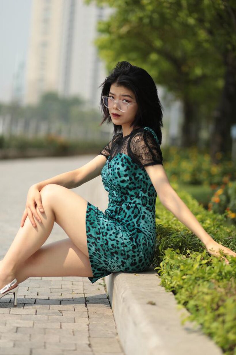 Clothed girl flaunts her legs while flashing in public (shot 18)