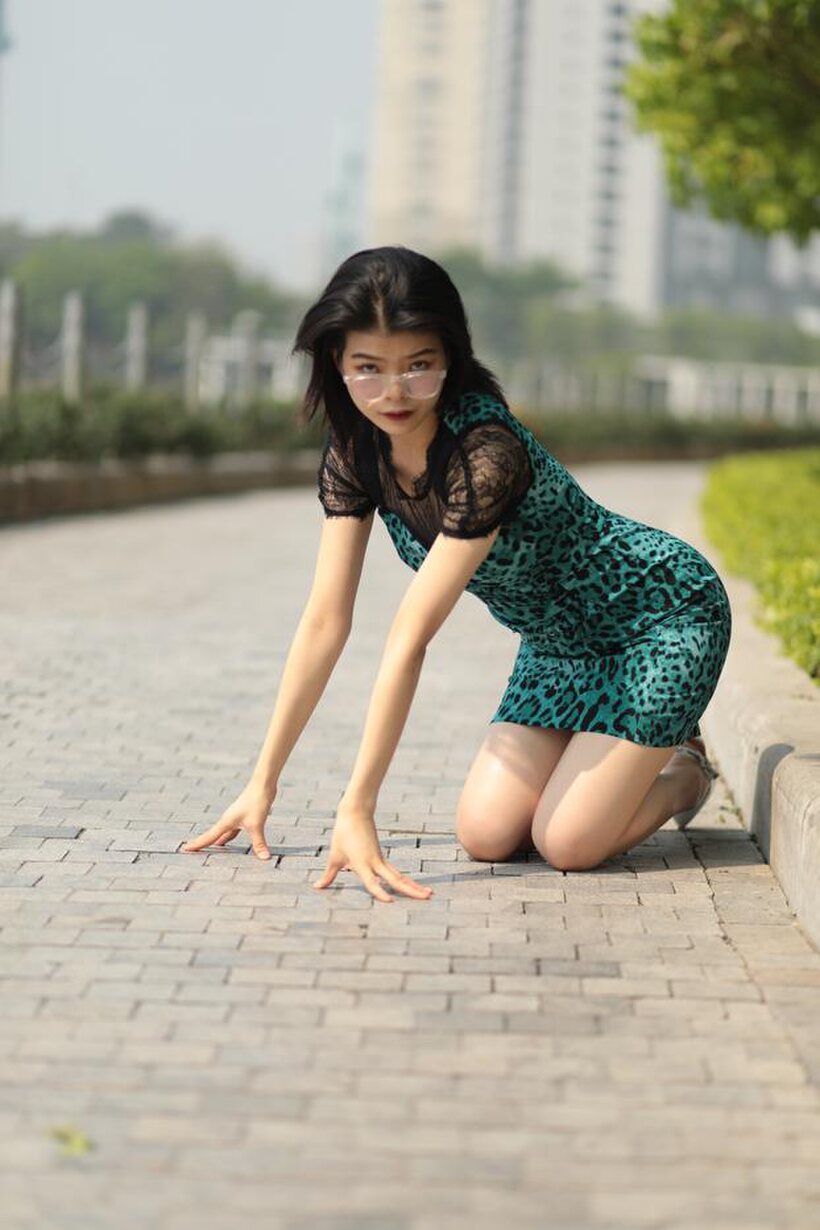 Asian pic 21 from the set «Clothed girl flaunts her legs while flashing in public»