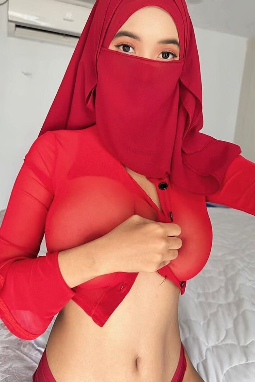 Arab pic 1 from the set «Arab girl gets naked outdoors and shows her big tits and thigh gap»