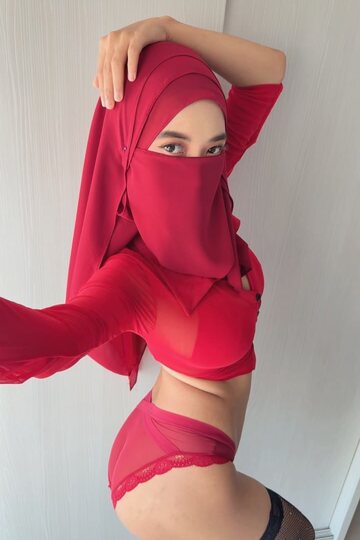 Arab girl gets naked outdoors and shows her big tits and thigh gap