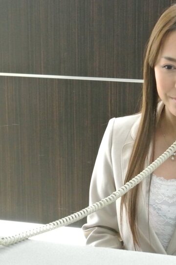 Akari Asayiri slips away from office work for a solo pussy break