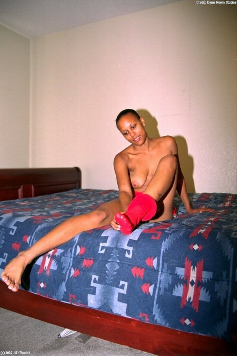 African pic 18 from the set «Ebony girl exposes her hairy pussy while undressing»