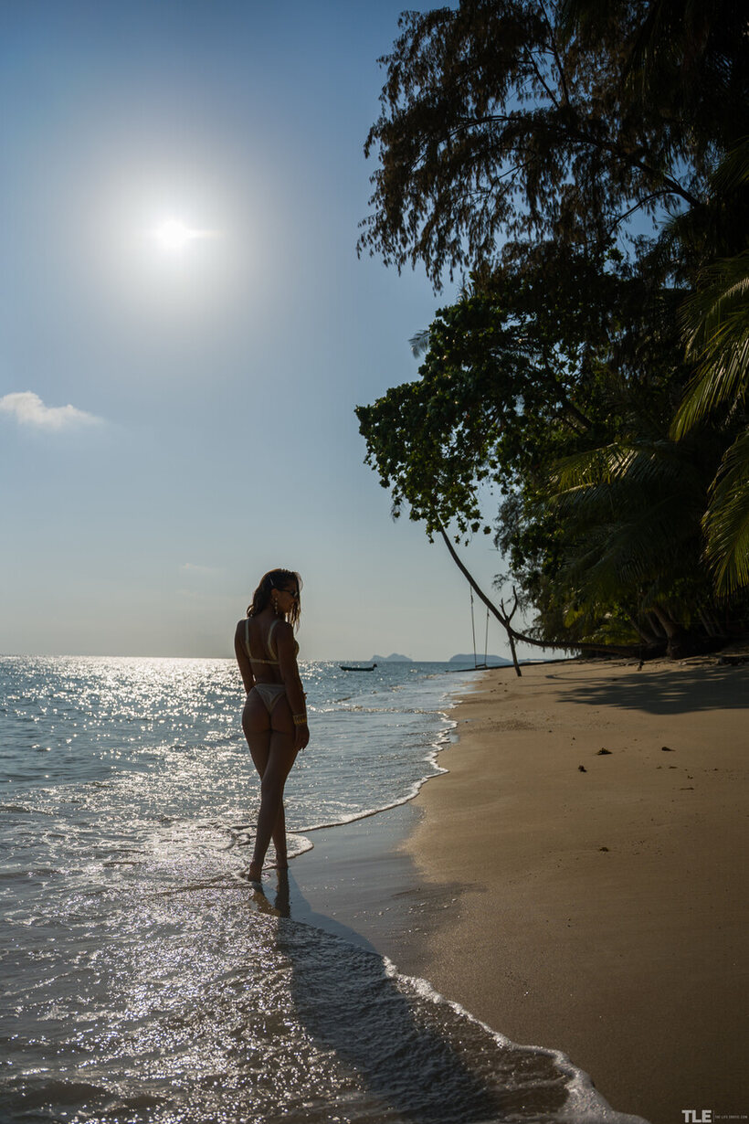 Chica Minori strips nude on the beach for a solo session, photo 1 of 21
